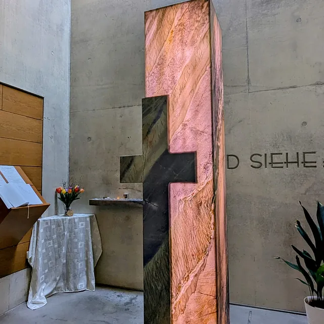 Autobahnkapelle Licht auf dem Weg innen Stehle leuchtend Kreuz